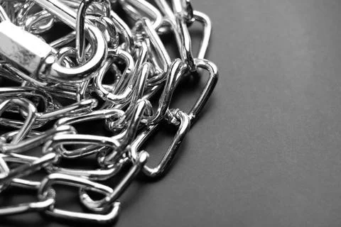 Metal chains as they intertwine in complex patterns with shine and texture  Foto stock