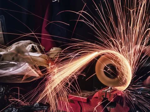 Metal cutting in a cluttered workshop Foto stock