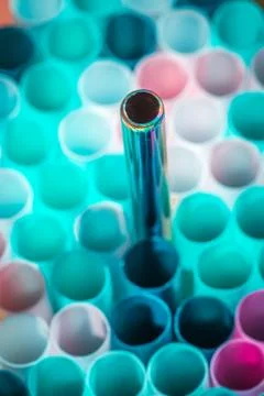 Metal drinking straw between othe ordinary plastich ones. Ecology zero waste Foto stock