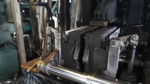 Metal forming machine pressing and shaping steel rod with gear mechanism in 스톡 동영상 345045755