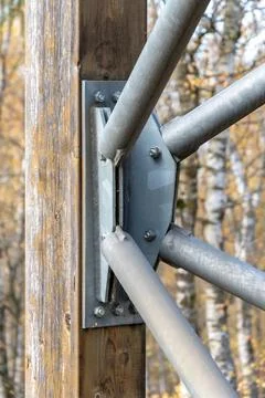 Metal frame connection unit with diagonal pipes. Foto stock