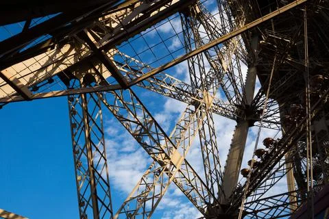 Metal frames of Eiffel Tower, Paris Foto stock
