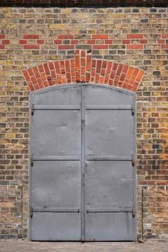 Metal gate - clinker bricks 库存照片