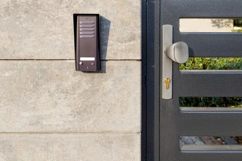 Metal gate with security intercom system Foto stock