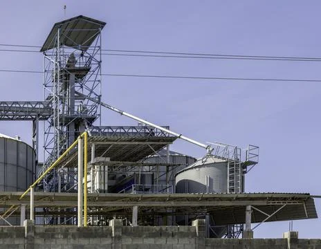 Metal grain silos with elevator loading constructions Foto stock