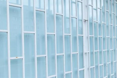 Metal grid with a rectangular geometric pattern against frosted glass. Stockfoto's
