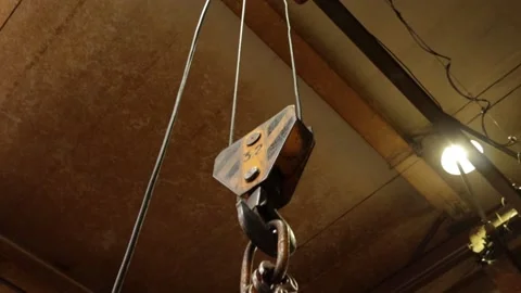 Metal hook with chains in production. Vídeos de archivo 141561202