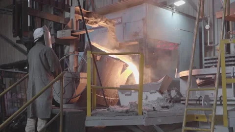 Metal liquid pouring 库存影片 135747861