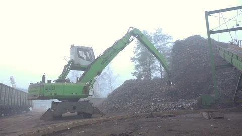 Metal loading 動画素材 98526915