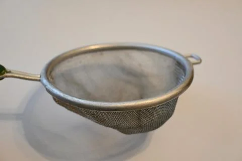 Metal mesh kitchen strainer Stockfoto's