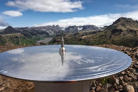 Metal orientation table on rocky summit in Iceland Highlands Foto stock