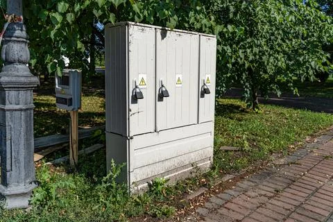 Metal panel box with wire, cable, switch, power switch, electrical connection Foto stock