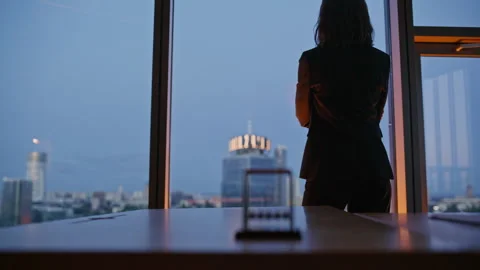 Metal pendulum swinging slowly on office desk under evening city lights closeup. Stock Footage 319954182