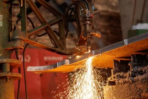 Metal plate processing with plasma cutter sparks Foto stock