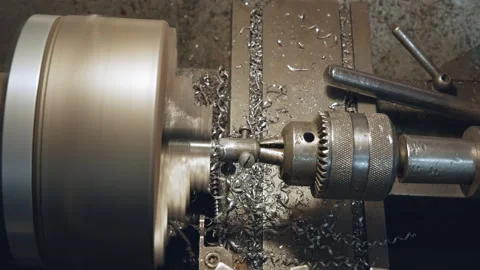 Metal processing on a large lathe. Machine piston rotation. Vidéo 253090297