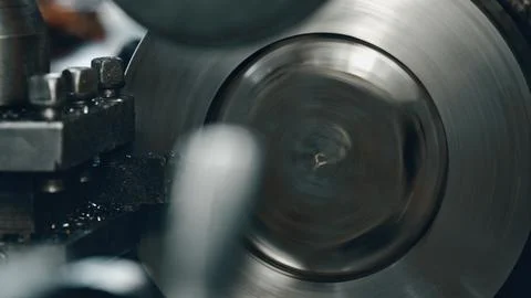 Metal processing on a lathe machine is creating circular shapes Foto stock