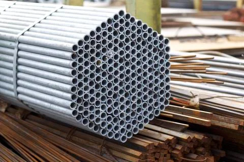 Metal profile pipe of round section in packs at the warehouse of metal produc 库存照片