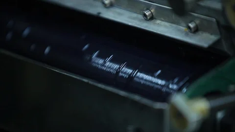 Metal Purple Label Printing Rolls with High speed labeling machine in industrial Видео 110771753