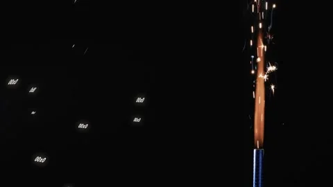 Metal rod tip igniting, forming orange column, sending sparks while code Vidéo 333004657