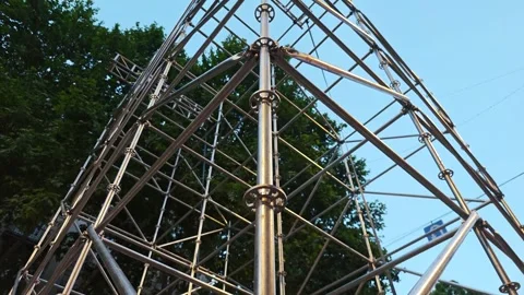 Metal scaffolding tower structure growing tall Vidéo 310300381