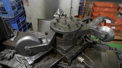 Metal spinning machine tool head with rollers used for forming stainless steel Vídeo Stock 347719928
