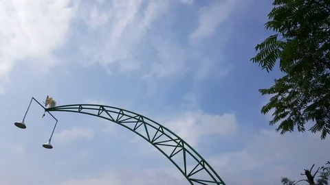 Metal structure with lanterns and dragon decoration, tree, sky with light clouds Vídeos de archivo 76800203