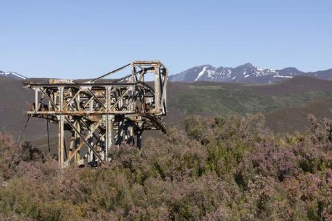 Metal structure tower with concrete base from coal mine cable cart industri.. Foto stock