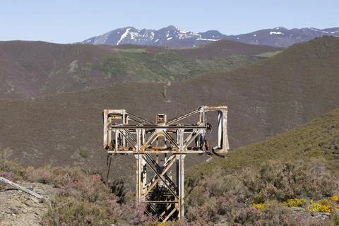 Metal structure tower with concrete base from coal mine cable cart industri.. Foto stock