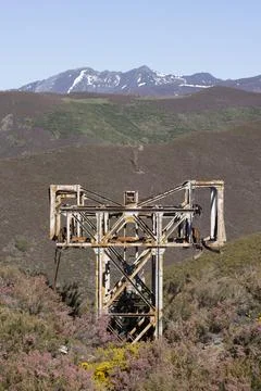 Metal structure tower with concrete base from coal mine cable cart industri.. Foto stock