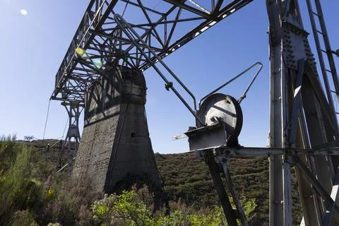 Metal structure tower with concrete base from coal mine cable cart industri.. Foto stock