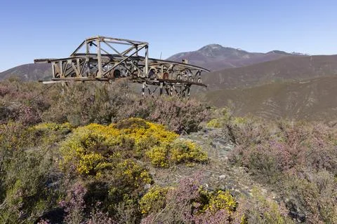 Metal structure tower with concrete base from coal mine cable cart industri.. Foto stock