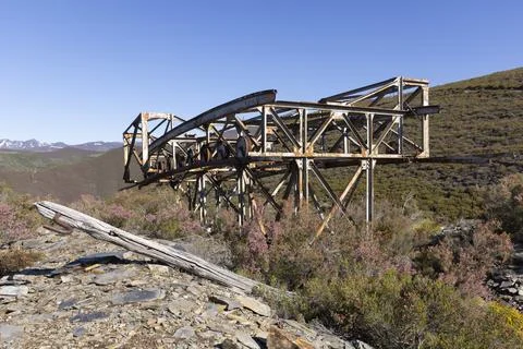 Metal structure tower with concrete base from coal mine cable cart industri.. Foto stock