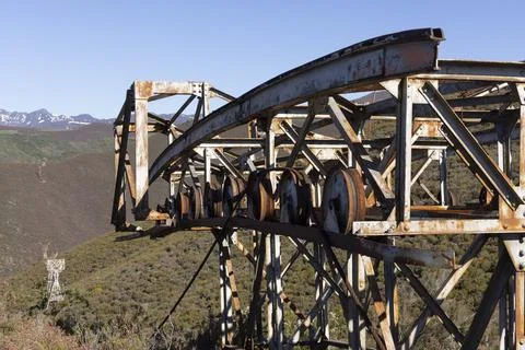 Metal structure tower with concrete base from coal mine cable cart industri.. Foto stock