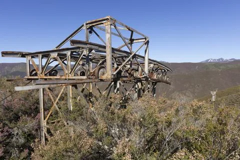 Metal structure tower with concrete base from coal mine cable cart industri.. Foto stock