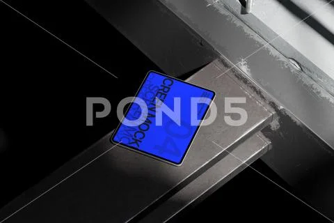 Metal Surface Poster Mockup PSD 템플릿