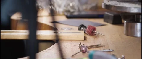 Metal Turntable with Stone on a Workbench in a Workshop Vídeo Stock 342562925