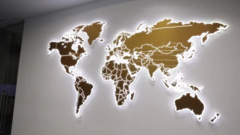 Metal wallmap, modern map, illuminated decor 库存影片 347602877