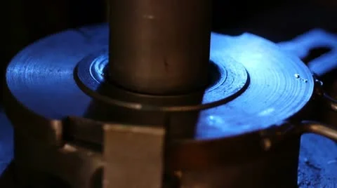 Metal-workingness under a press Stockbeeldmateriaal 11339509