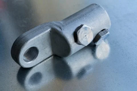 Metallic bolt cable lug with bolt clamps rests on the circuit Board. Foto stock