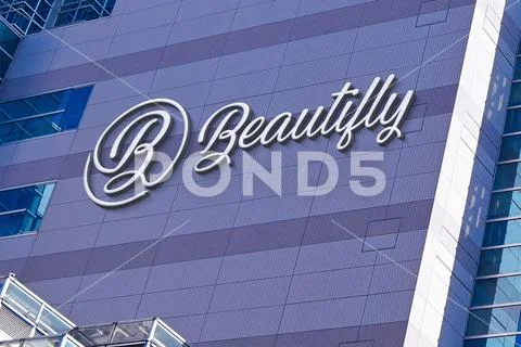 Metallic Logo Mockup with Building Wall Modello PSD