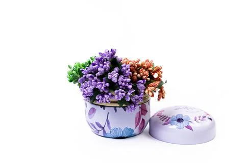 Metallic vase jar with white red blue flowers . with reflection, white backgr Foto stock