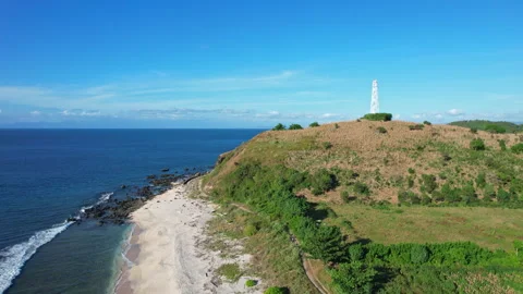Metallic white lighthouse on a hill, in Desert Point, Lombok, Indonesia 库存影片 337437422