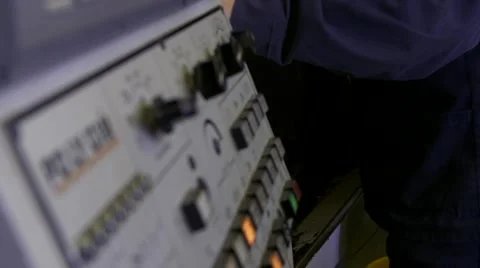 Metalworker operates Cnc Machine Stockbeeldmateriaal 55014923