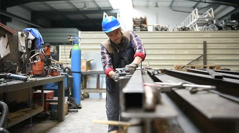 Metalworker in workshop Video stock 63389317