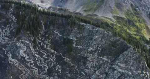 Metamorphic rock formation Epic shot of kootenay mountains in Central British Co Vídeos de archivo 133209536