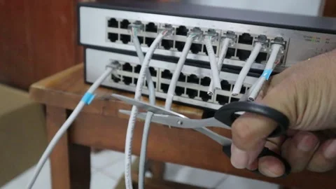 A metaphor for a broken internet connection Stockbeeldmateriaal 333871129