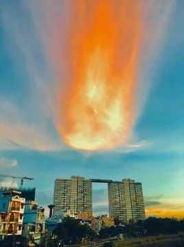 Meteor-like clouds fall from the sky Foto stock
