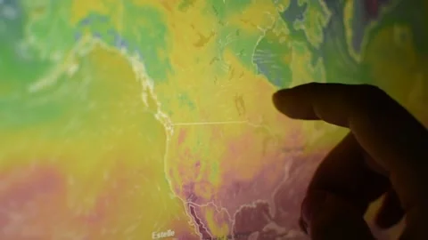 Meteorologist using weather radar for temperature analysis Vídeo Stock 201595779