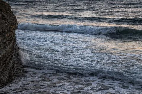 Meter-long waves crashed against the rocks at high speed 스톡 사진