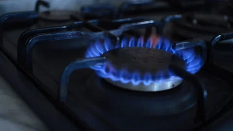 Methane propane butane blue fire flame in a kitchen stove Vídeo Stock 201848099